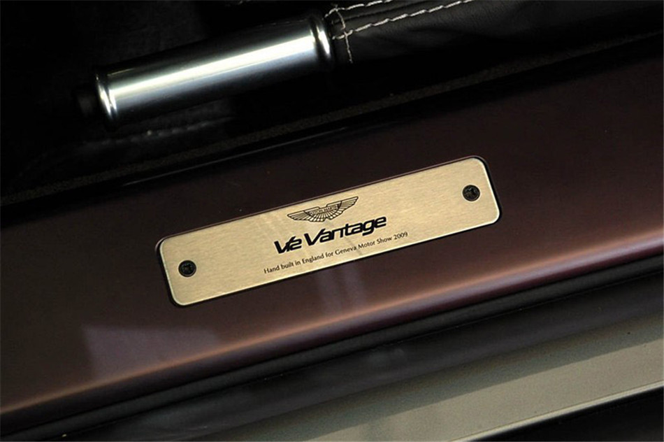 V12 Vantage 2012款 6.0L MT Roadster座椅空间