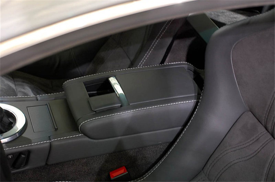 V12 Vantage 2012款 6.0L MT Roadster座椅空间