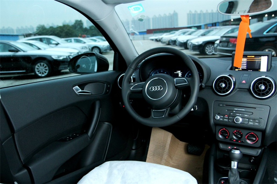 2013款 1.4T 双离合 30 TFSI Sportback Urban 内饰