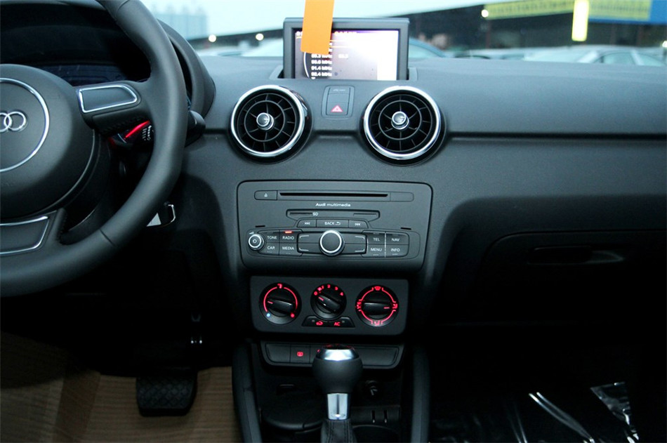 2013款 1.4T 双离合 30 TFSI Sportback Urban 内饰