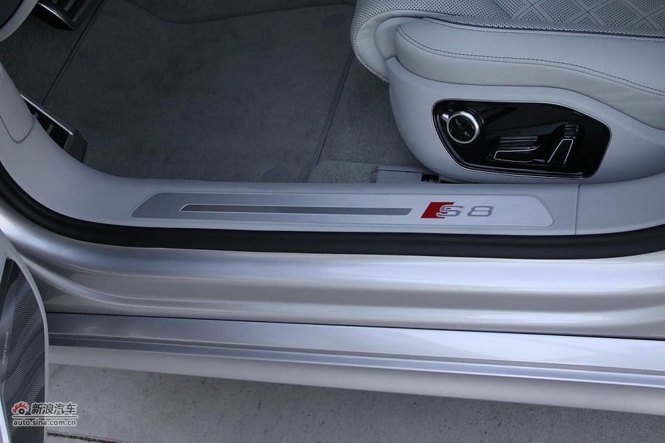 2012款奥迪S8内饰功能