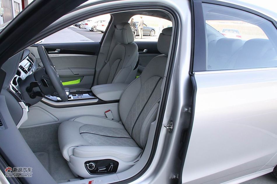 2012款奥迪S8座椅空间