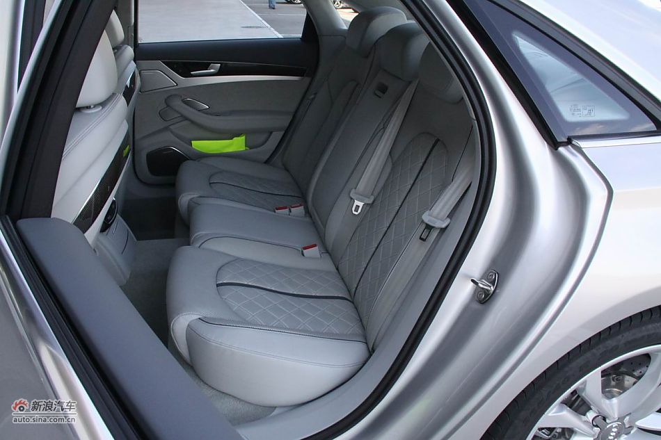 2012款奥迪S8座椅空间