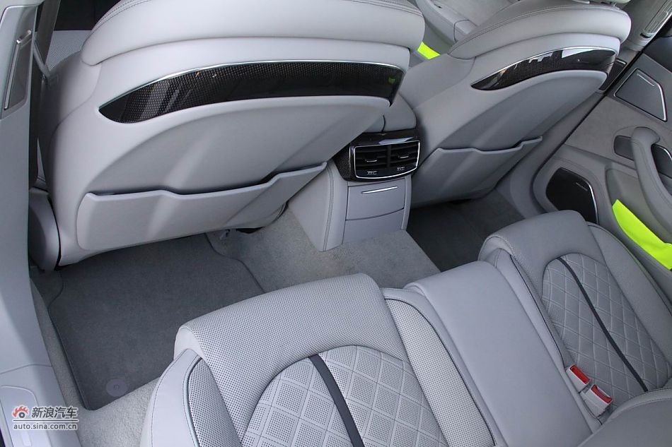 2012款奥迪S8座椅空间