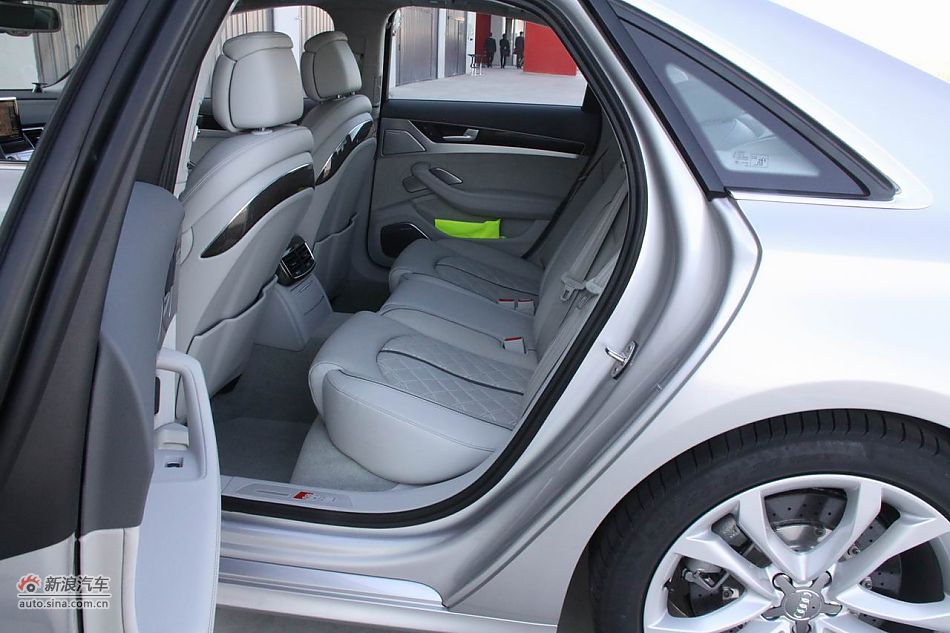 2012款奥迪S8座椅空间
