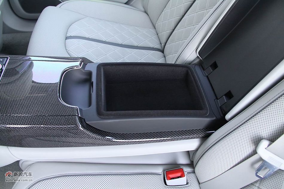 2012款奥迪S8座椅空间