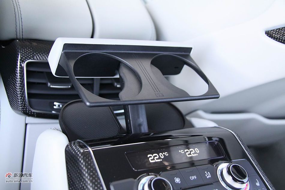 2012款奥迪S8座椅空间