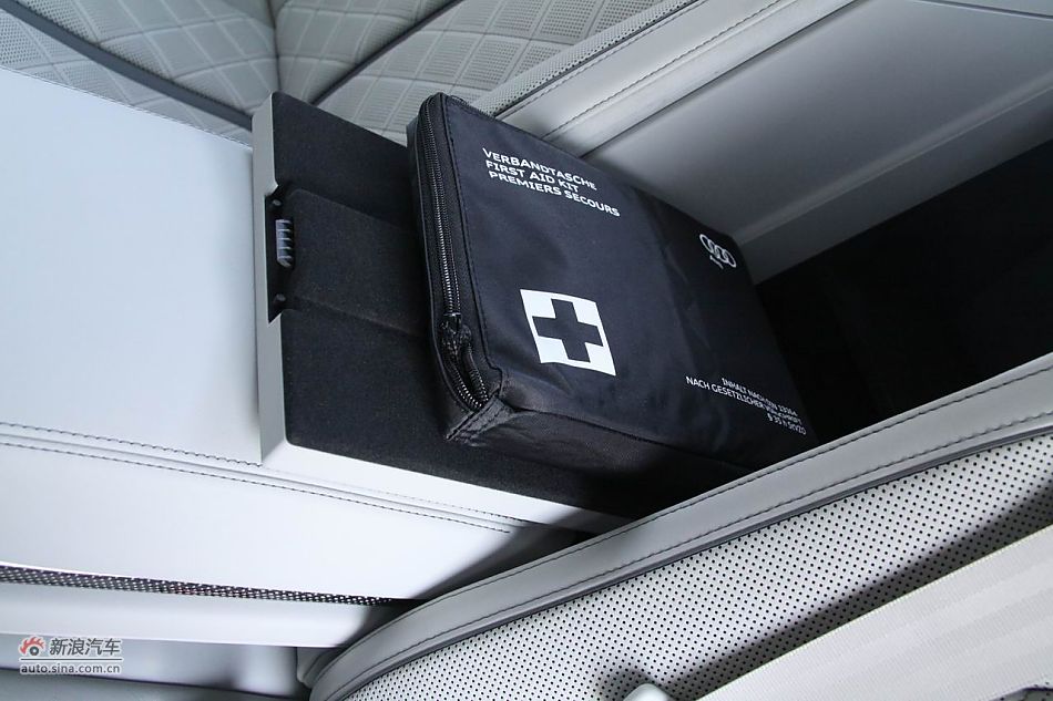 2012款奥迪S8座椅空间