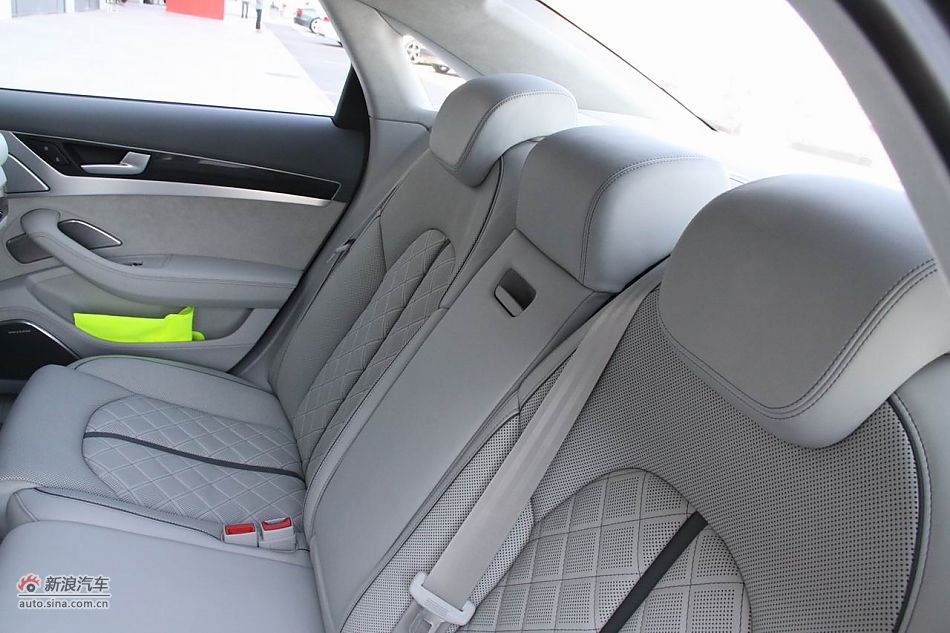 2012款奥迪S8座椅空间