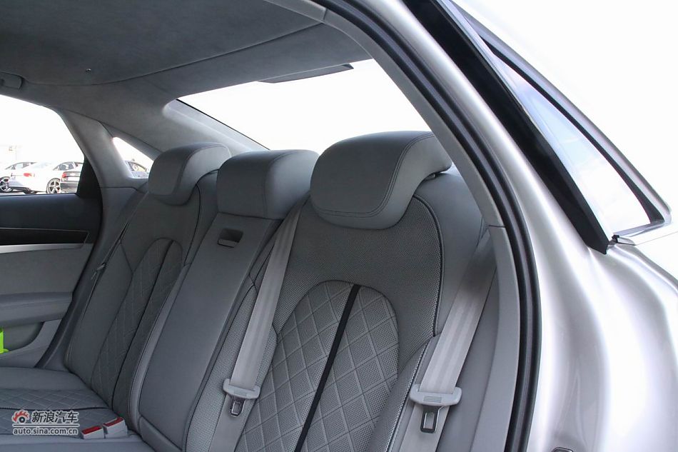 2012款奥迪S8座椅空间