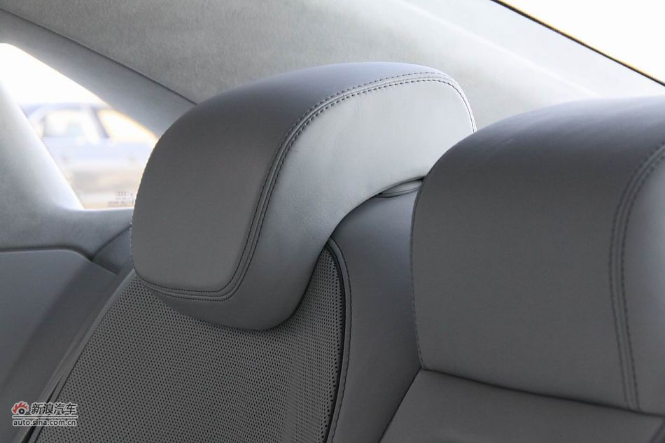 2012款奥迪S8座椅空间