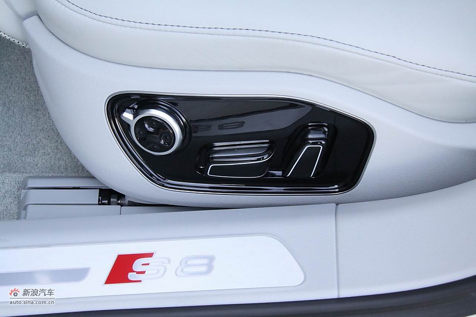 2012款奥迪S8座椅空间