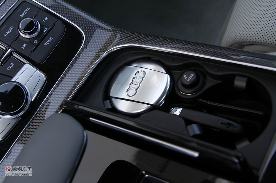 2012款奥迪S8座椅空间