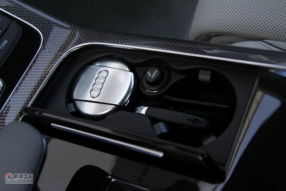 2012款奥迪S8座椅空间