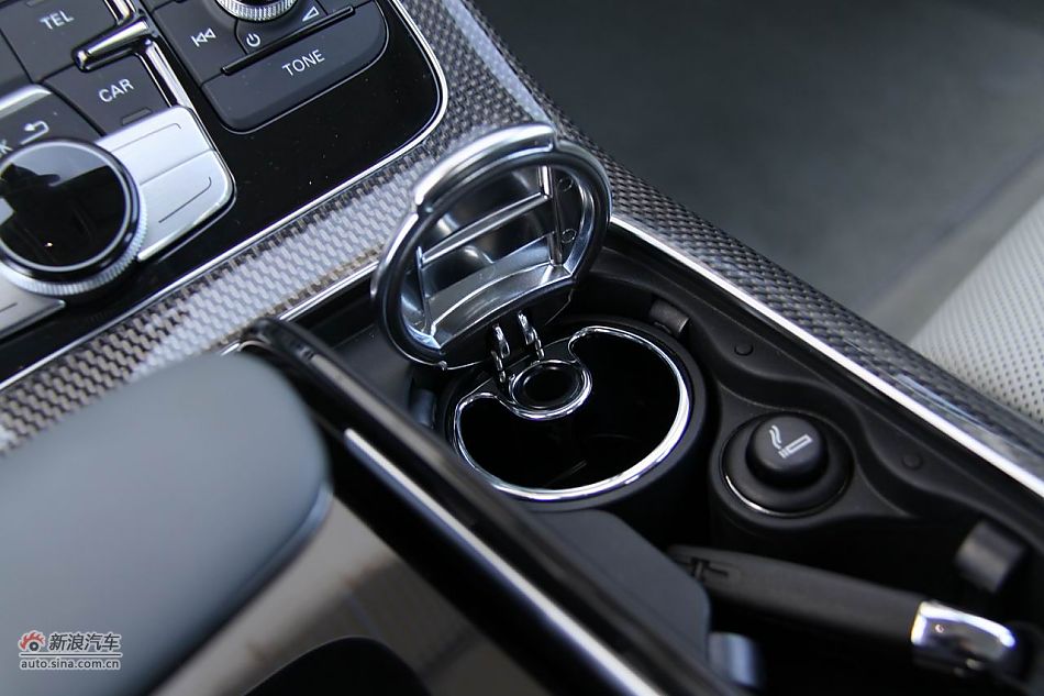 2012款奥迪S8座椅空间