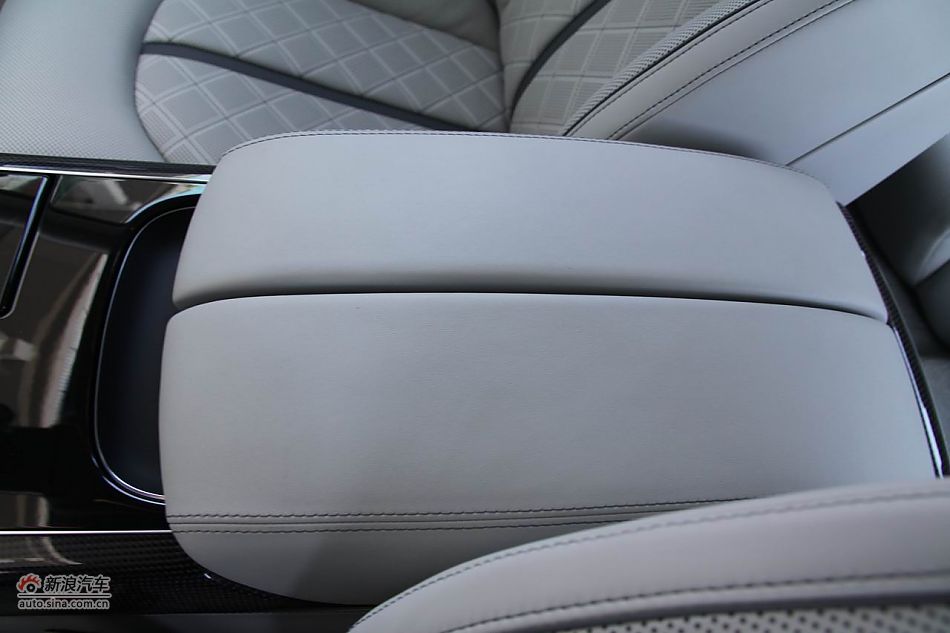 2012款奥迪S8座椅空间