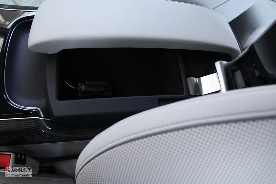 2012款奥迪S8座椅空间