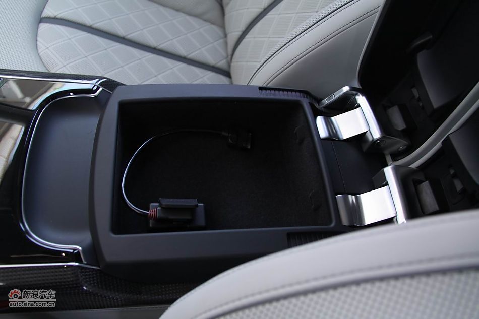 2012款奥迪S8座椅空间