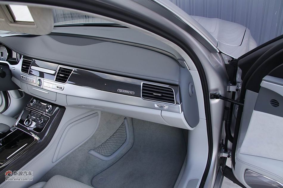 2012款奥迪S8座椅空间