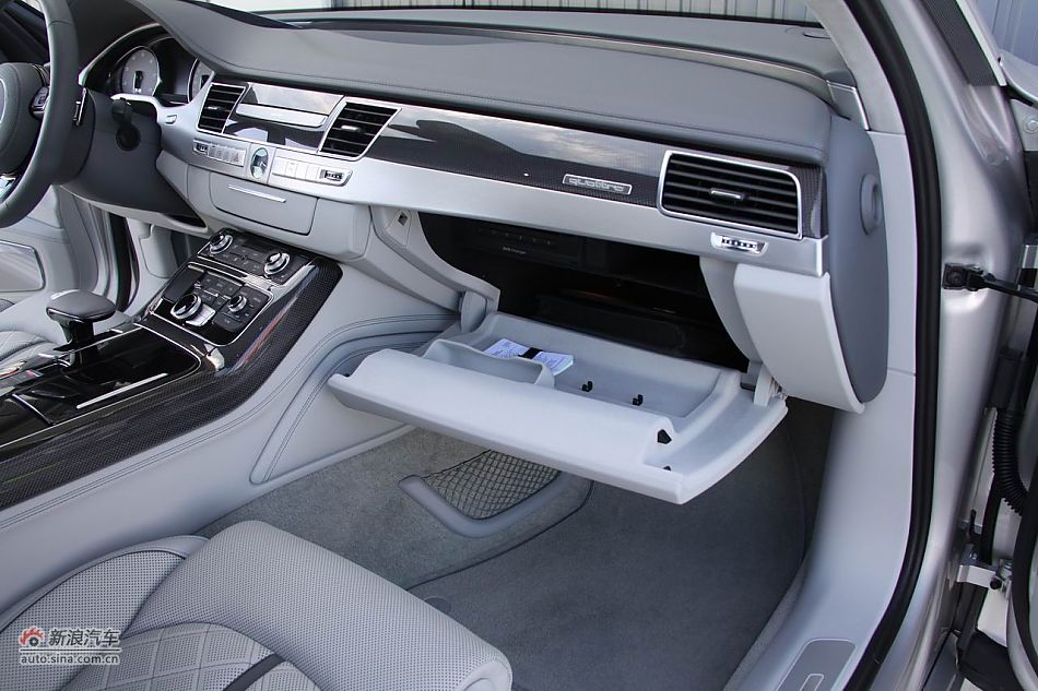 2012款奥迪S8座椅空间