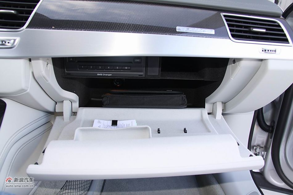 2012款奥迪S8座椅空间