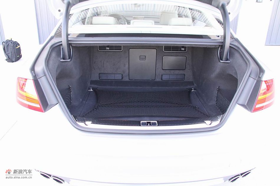 2012款奥迪S8座椅空间