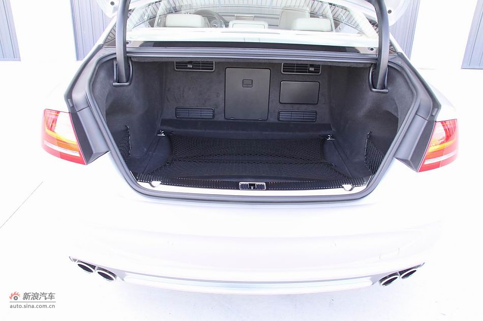 2012款奥迪S8座椅空间