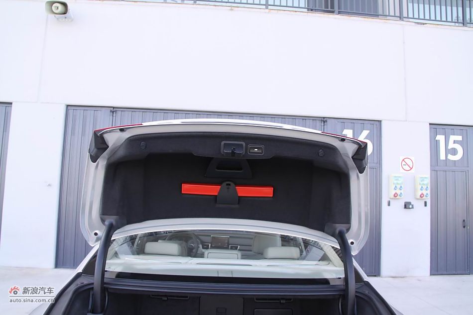 2012款奥迪S8座椅空间