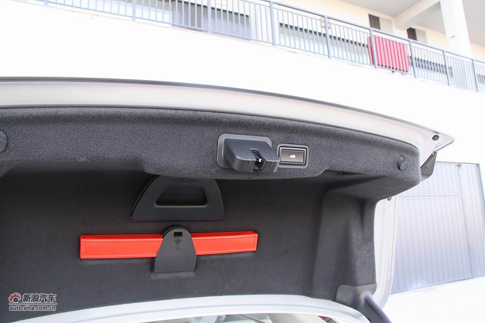 2012款奥迪S8座椅空间