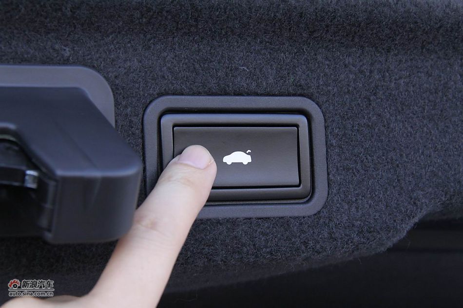 2012款奥迪S8座椅空间
