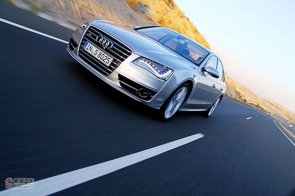 2012款奥迪S8试车