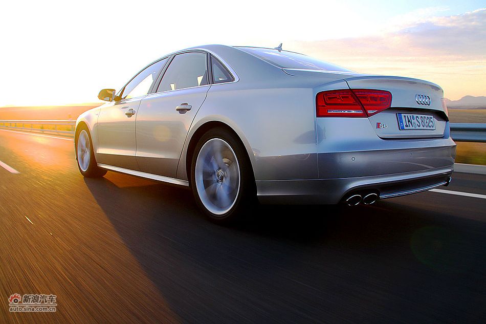 2012款奥迪S8试车