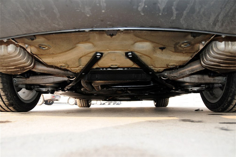 2013款 50 TFSI quattro豪华型 引擎底盘