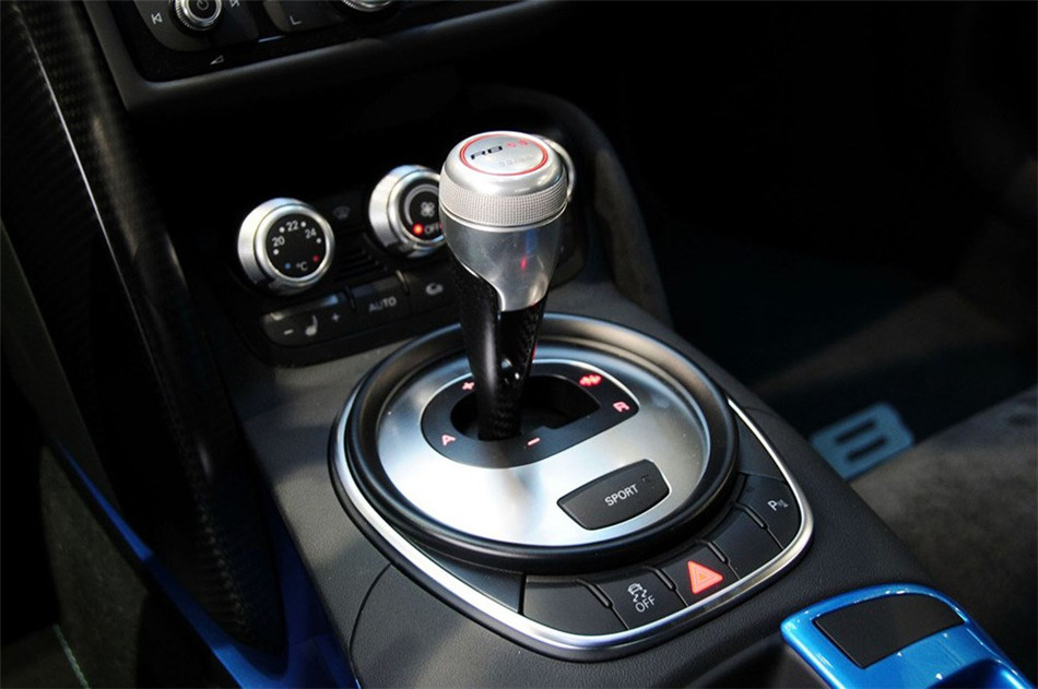 2013款 5.2FSI AMT quattro中国专享型 内饰