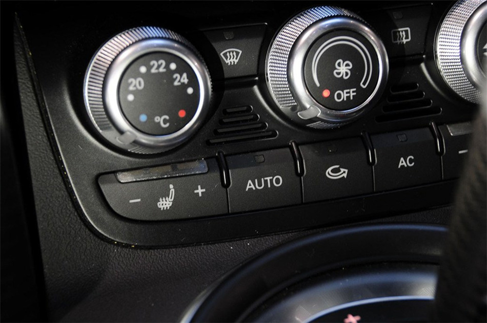 2013款 5.2FSI AMT quattro中国专享型 内饰