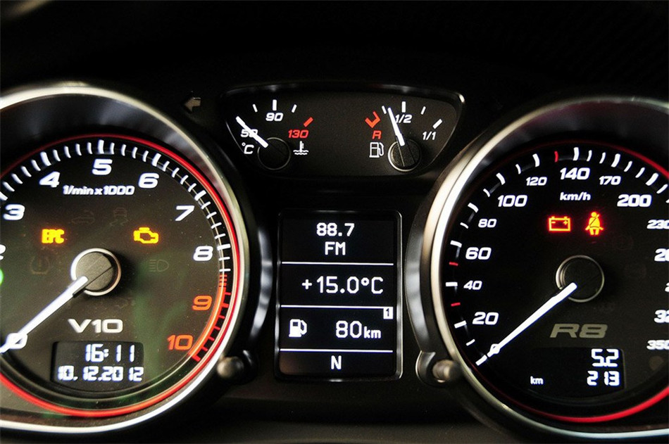 2013款 5.2FSI AMT quattro中国专享型 内饰