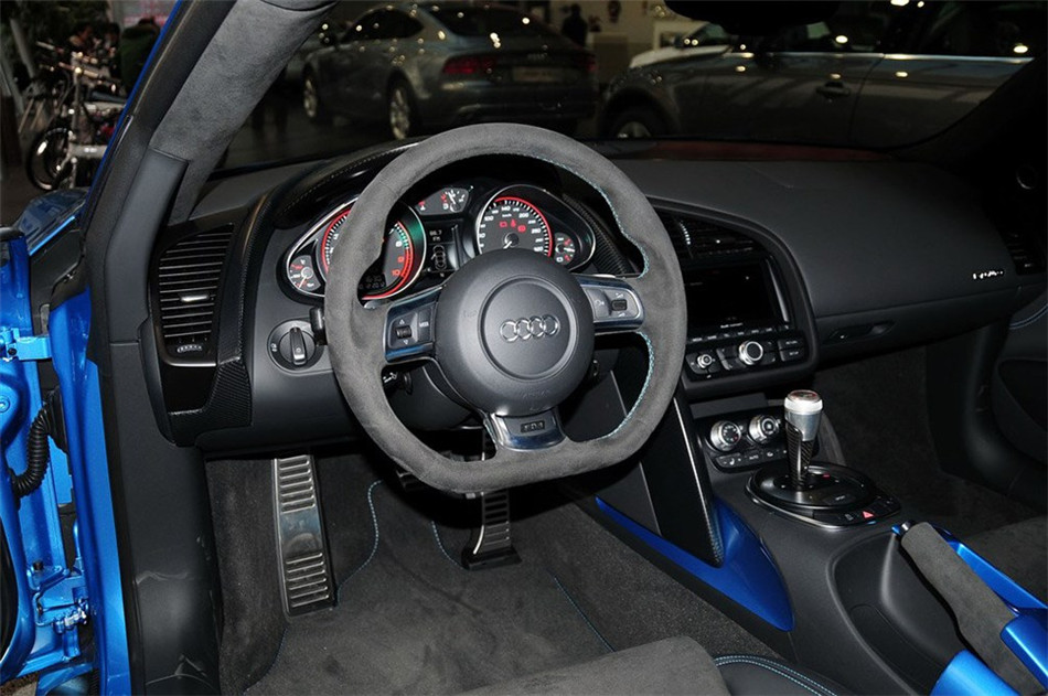 2013款 5.2FSI AMT quattro中国专享型 内饰