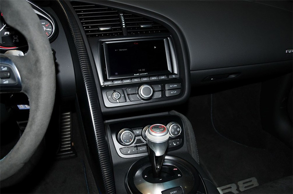 2013款 5.2FSI AMT quattro中国专享型 内饰