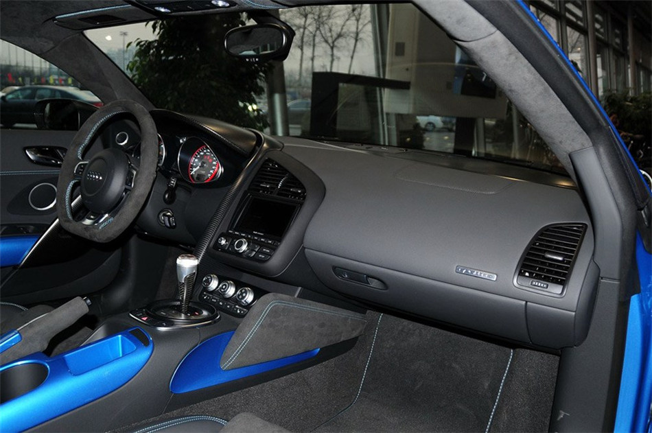 2013款 5.2FSI AMT quattro中国专享型 内饰