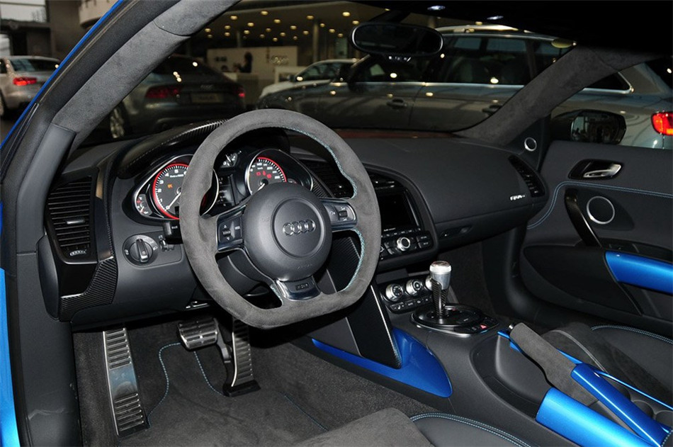 2013款 5.2FSI AMT quattro中国专享型 内饰