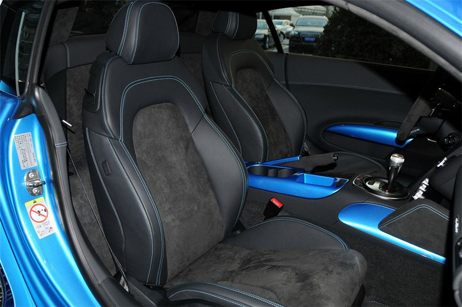 2013款 5.2FSI AMT quattro中国专享型 座椅空间