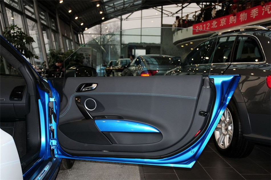 2013款 5.2FSI AMT quattro中国专享型 座椅空间