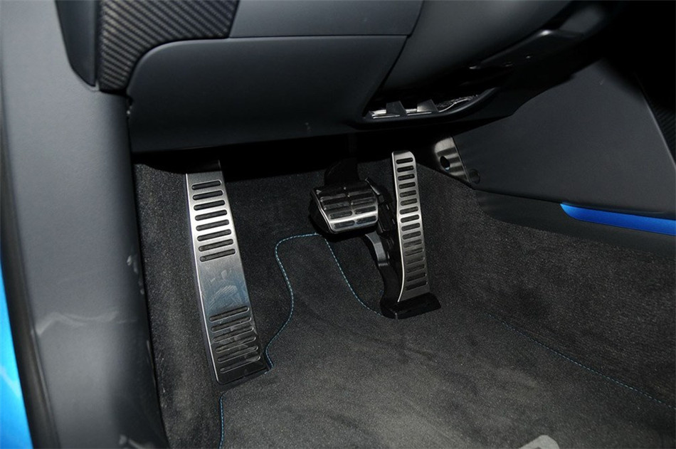 2013款 5.2FSI AMT quattro中国专享型 座椅空间