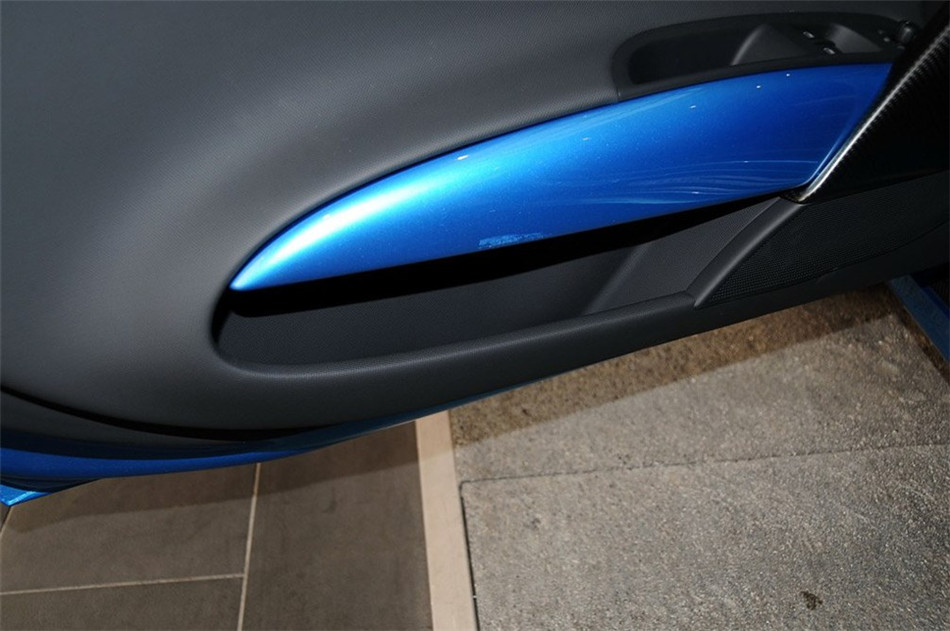 2013款 5.2FSI AMT quattro中国专享型 座椅空间