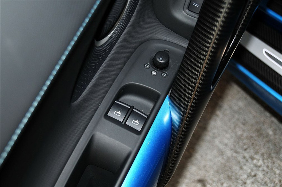 2013款 5.2FSI AMT quattro中国专享型 座椅空间