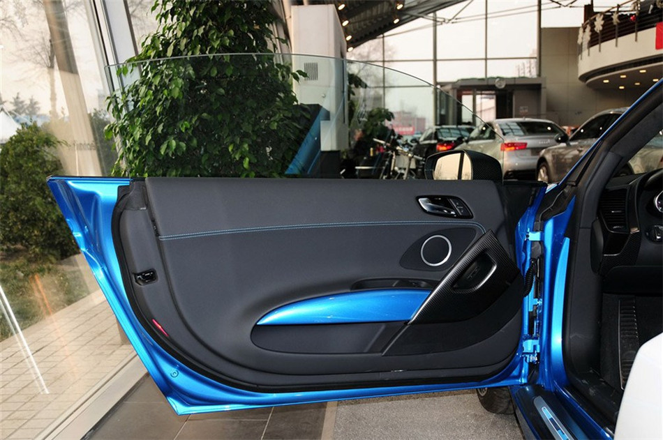 2013款 5.2FSI AMT quattro中国专享型 座椅空间