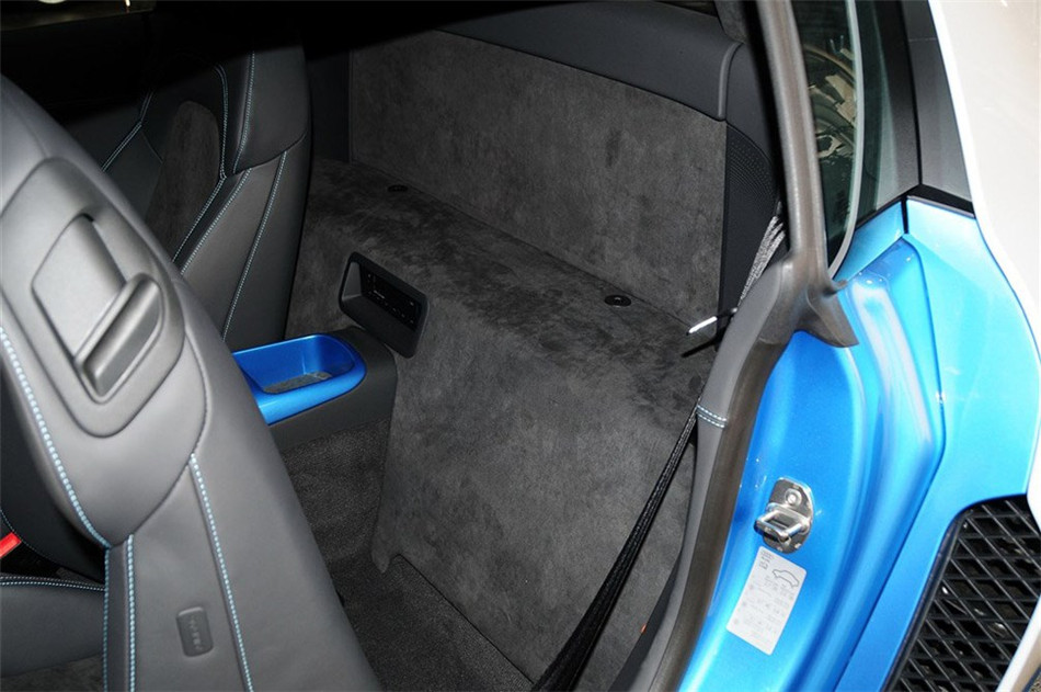 2013款 5.2FSI AMT quattro中国专享型 座椅空间