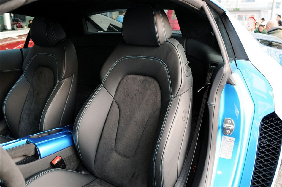 2013款 5.2FSI AMT quattro中国专享型 座椅空间