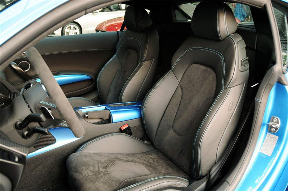 2013款 5.2FSI AMT quattro中国专享型 座椅空间