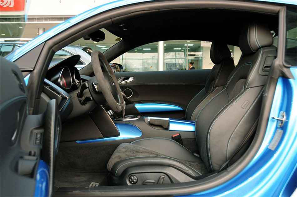 2013款 5.2FSI AMT quattro中国专享型 座椅空间